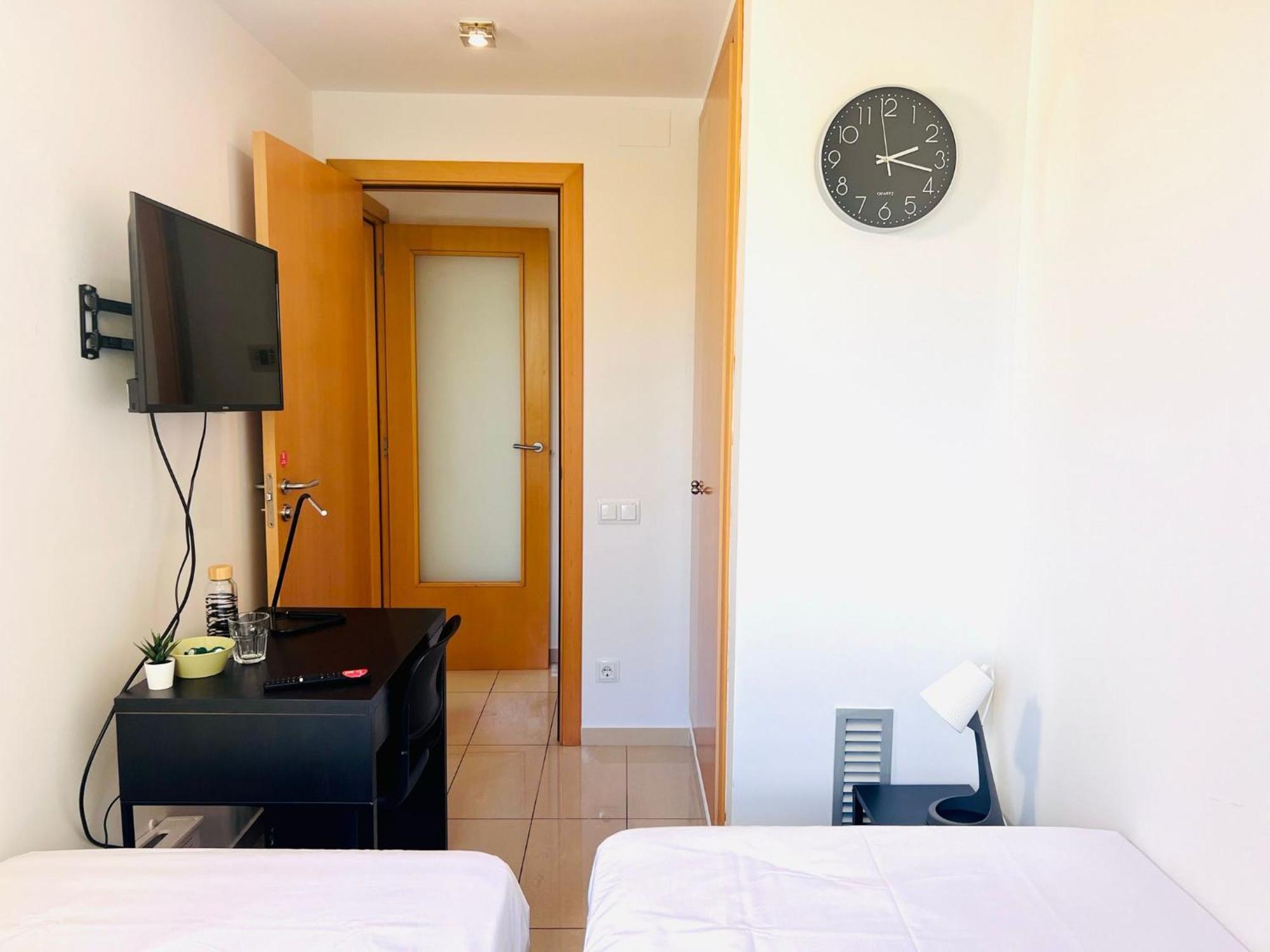 Fira Gran Via 2 - Private Rooms In A Shared Apartment - Habitaciones Privadas En Apartamento Compartido L'Hospitalet de Llobregat Exterior photo