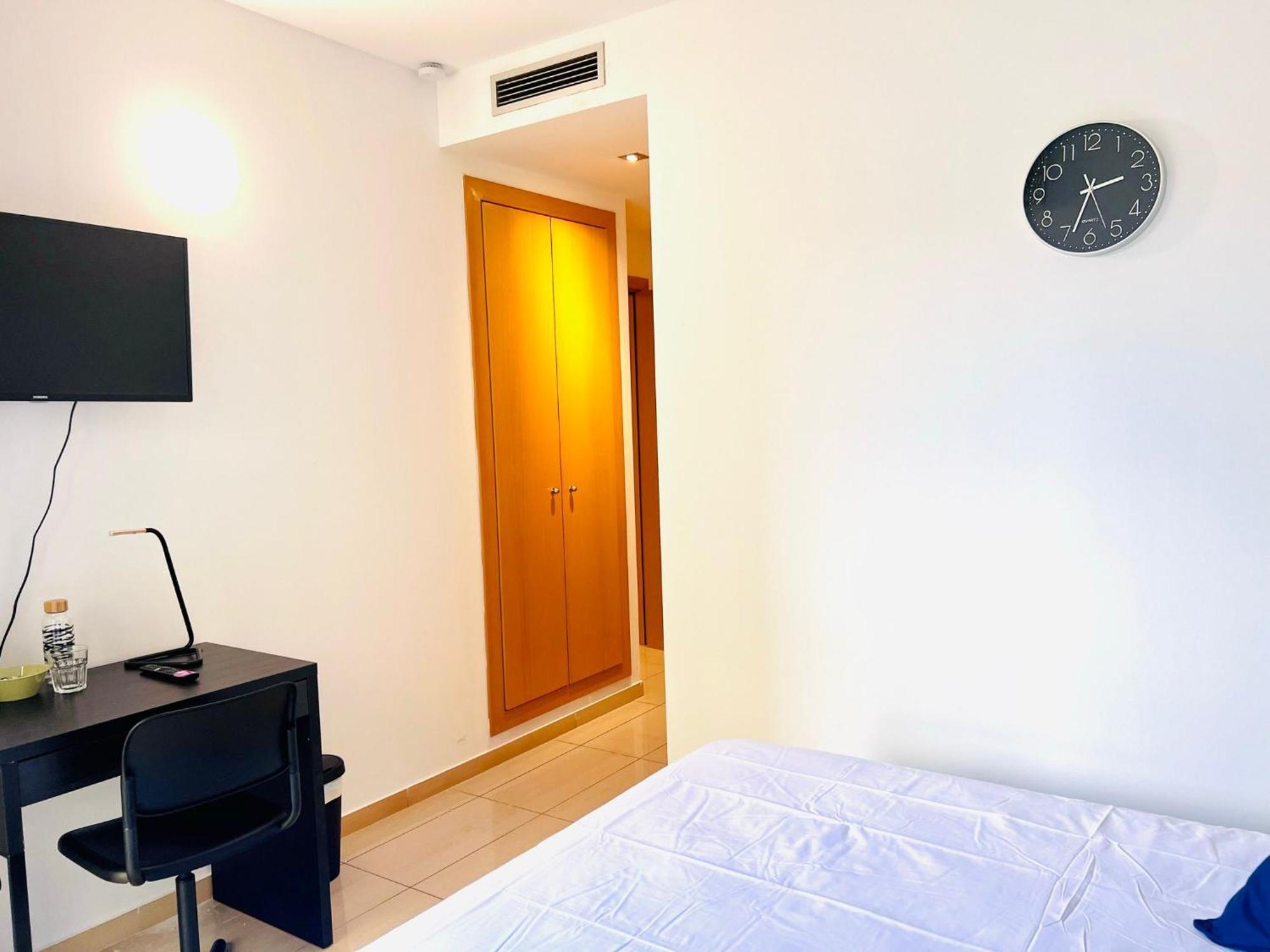 Fira Gran Via 2 - Private Rooms In A Shared Apartment - Habitaciones Privadas En Apartamento Compartido L'Hospitalet de Llobregat Exterior photo